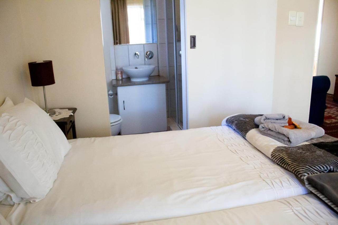 De Oude Yotclub Bed & Breakfast Oudtshoorn Dış mekan fotoğraf